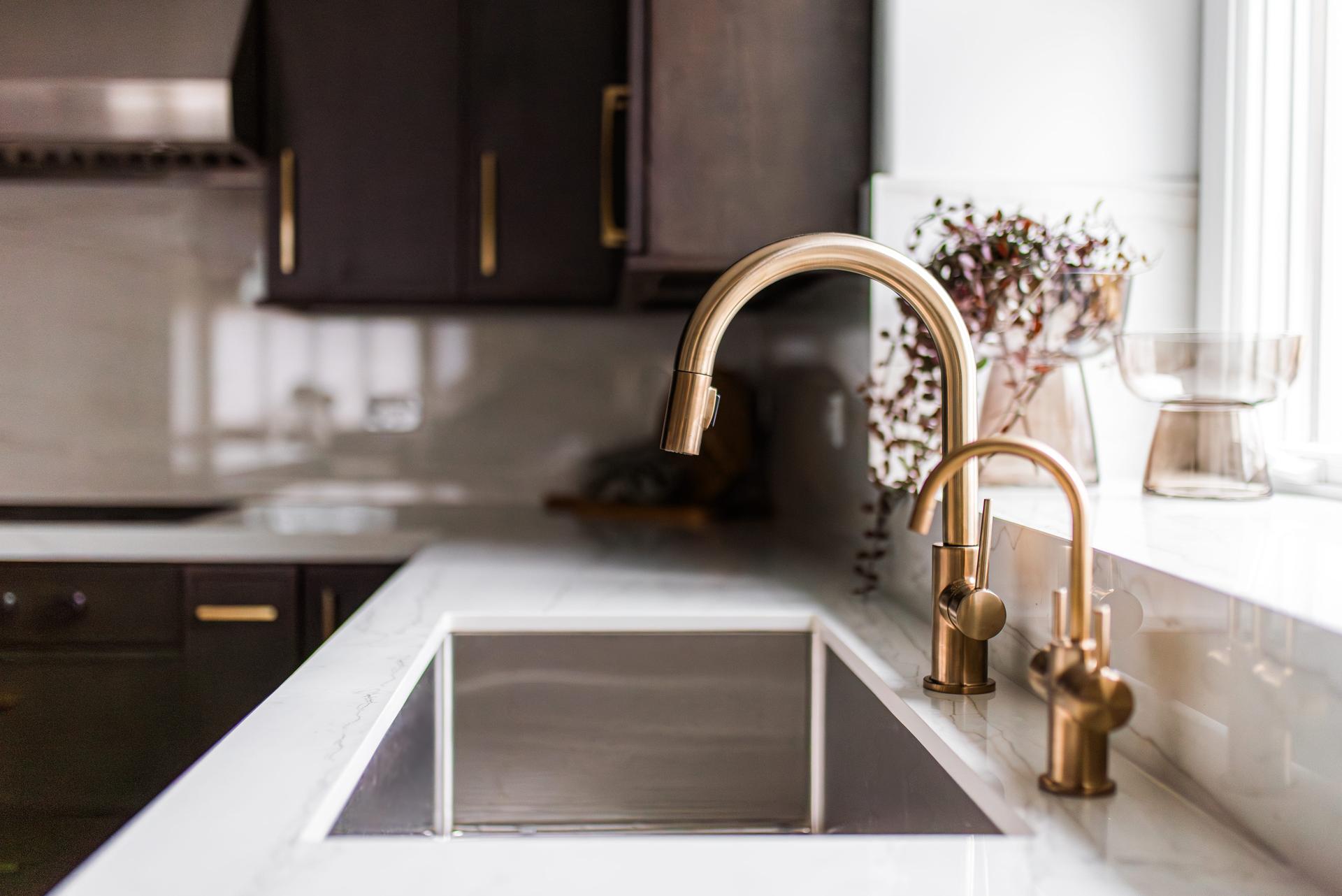 Foxtrail kitchen Naperville — custom cabinetry to ceiling detail