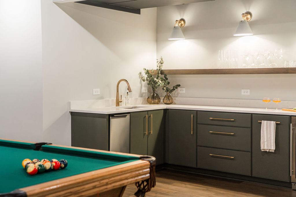 Yorkshire Oakbrook — bar corner with undermount sink and brass faucet